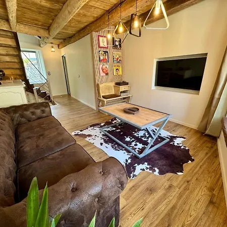 A L'ombre Du Clocher *