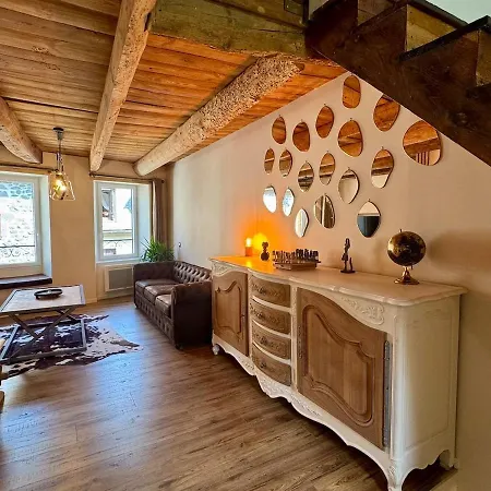 A L'ombre Du Clocher