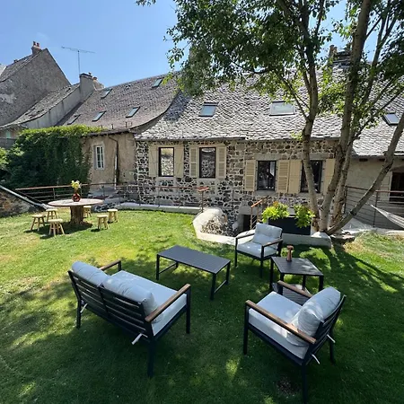 A L'ombre Du Clocher *