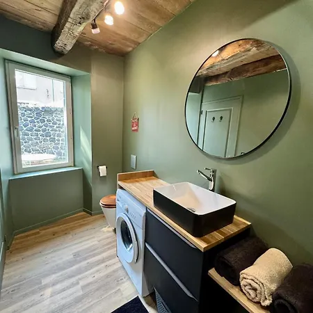 A L'ombre Du Clocher *