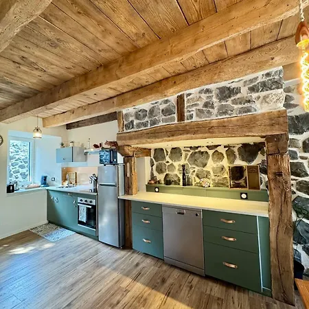 A L'ombre Du Clocher