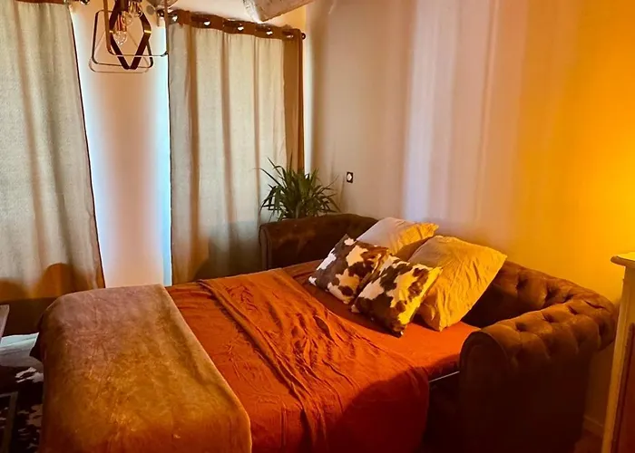 A L'ombre Du Clocher לאיול