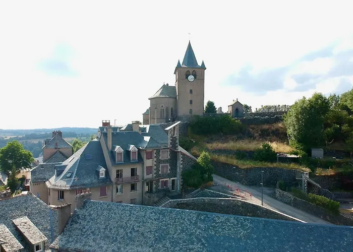 A L'ombre Du Clocher * לאיול