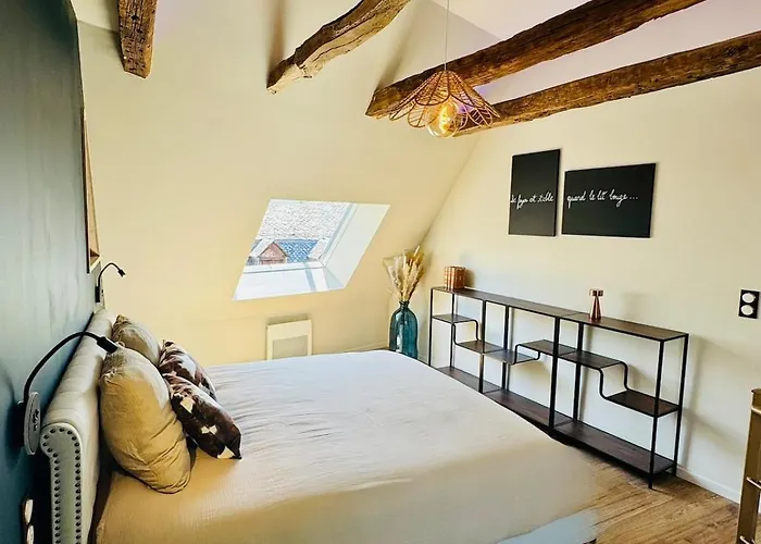 A L'ombre Du Clocher לאיול