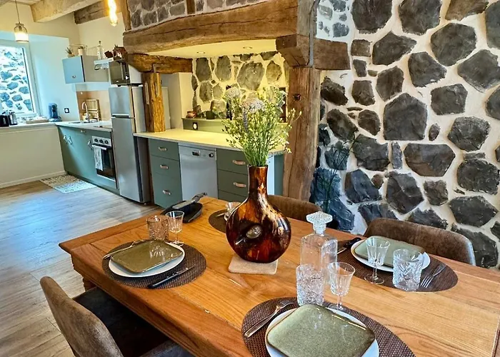 A L'ombre Du Clocher * לאיול