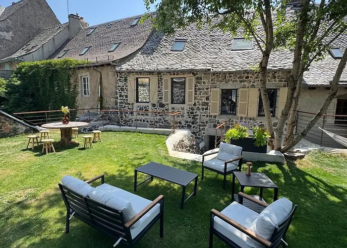 A L'ombre Du Clocher *