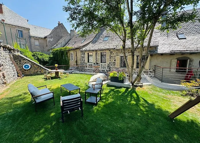 A L'ombre Du Clocher לאיול