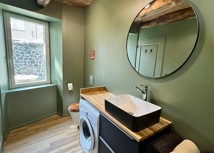 A L'ombre Du Clocher *