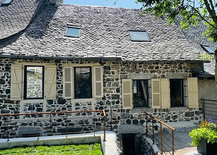 A L'ombre Du Clocher לאיול